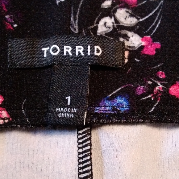 TORRID Floral Stretch Textured Skirt - Picture 2 of 4